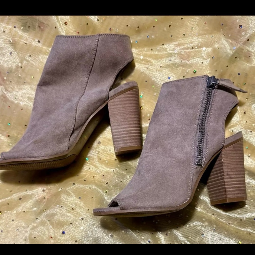 MADDEN GIRL Gray Suede 4” BLOCK HEEL PEEP TOE  SHOES/BOOTS  Wide Zipper 8